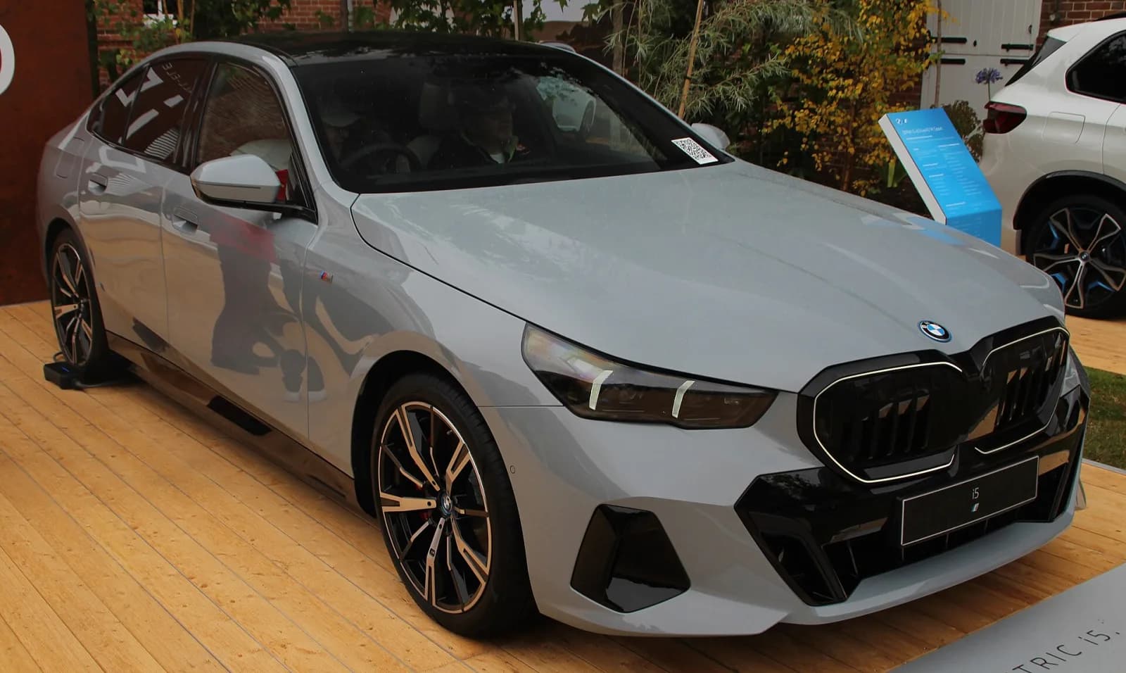 Grey BMW i5 eDrive40 M Sport (5 Series G60) sedan, front three-quarter view